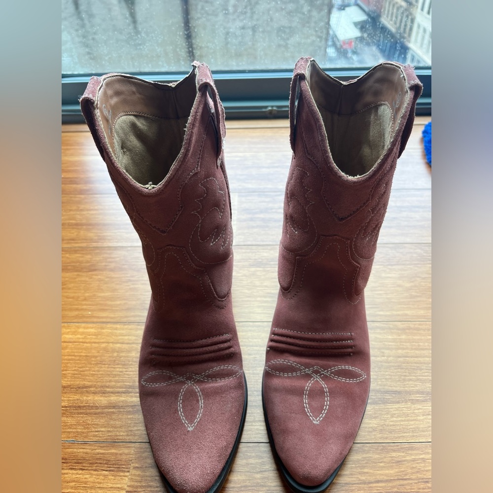 Velvet cowboy boots with slight heel